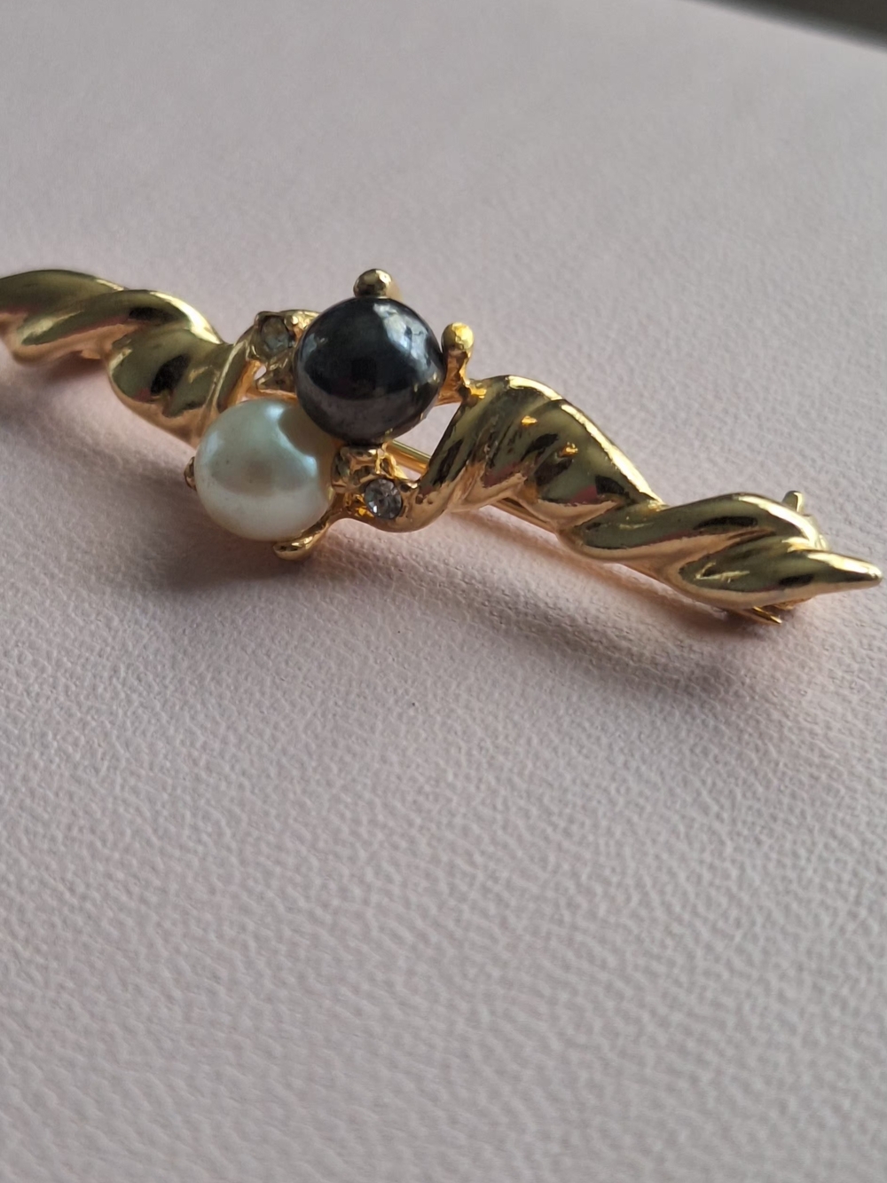 2" 1928 Gold-Tone Brooch with Black and White Pearls - Picture 5 of 10